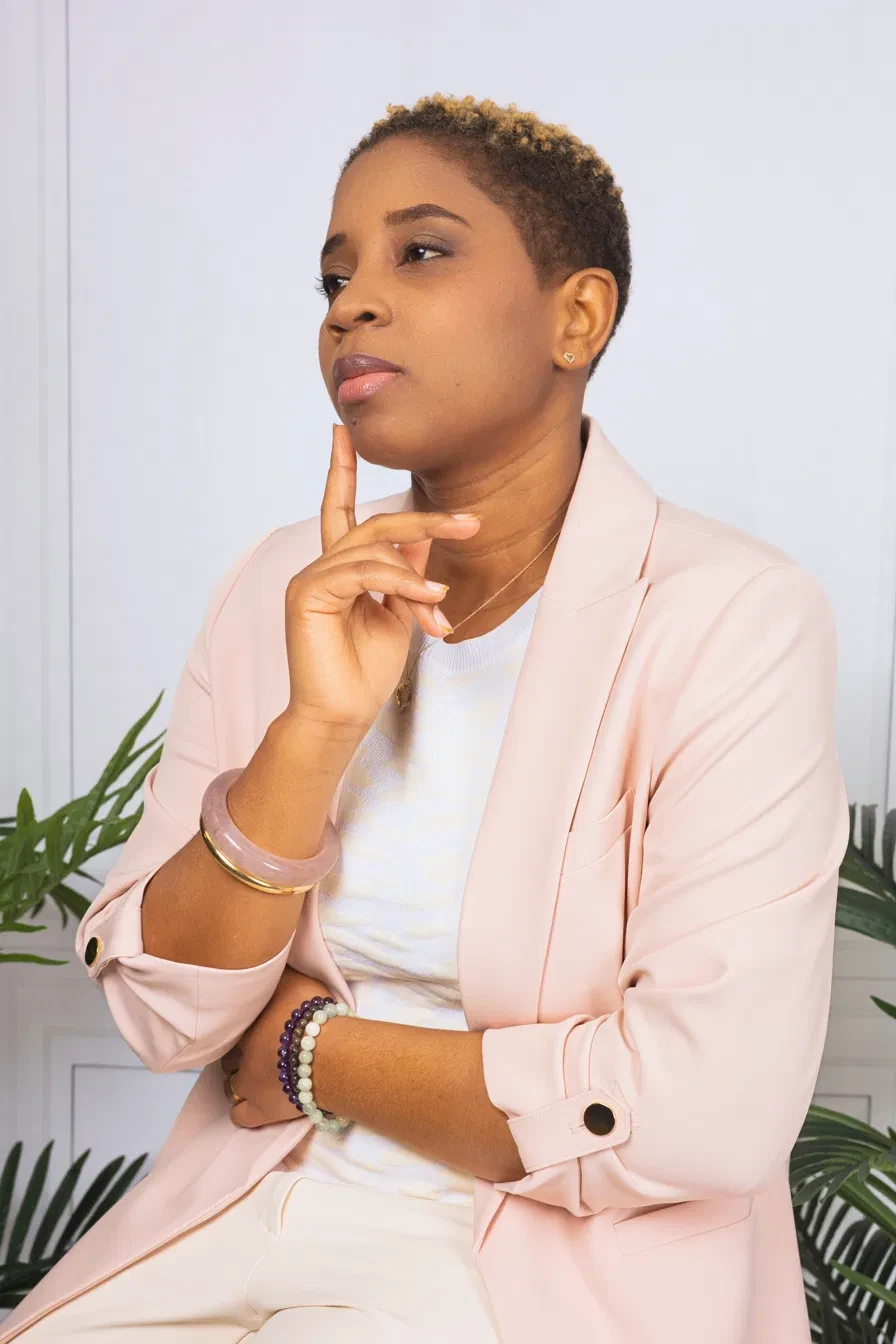 Mamidelle, pensive, en veste rose