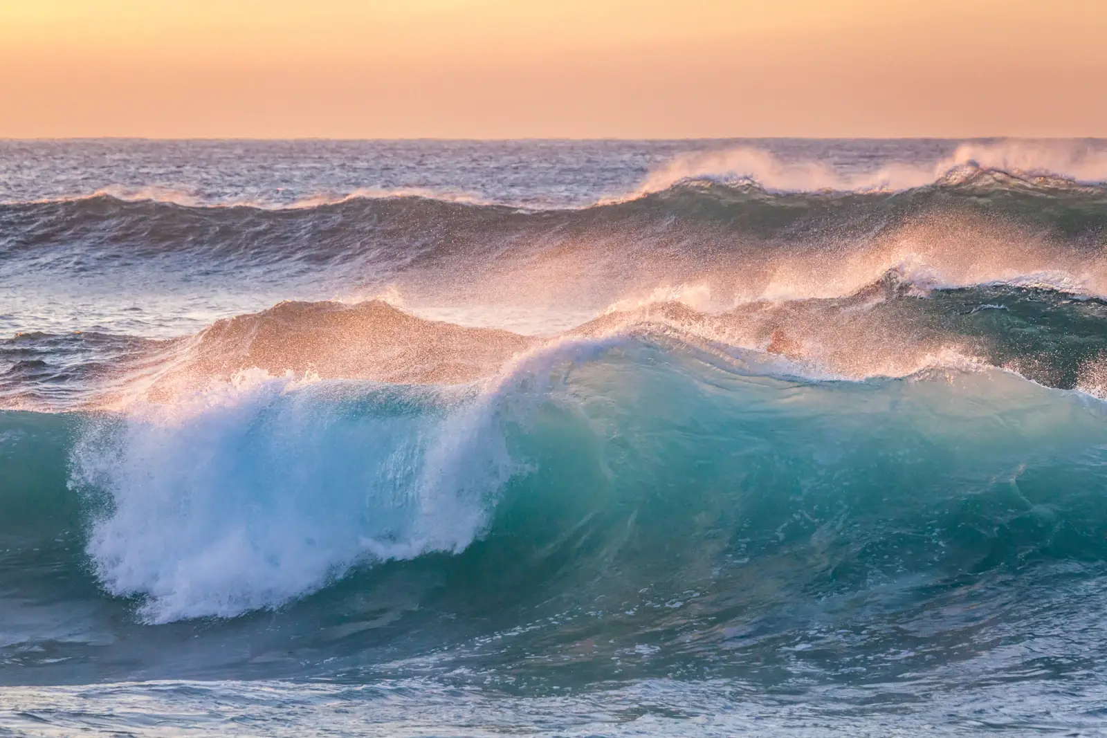 Les vagues de l’océan sur le rivage, en plein jour