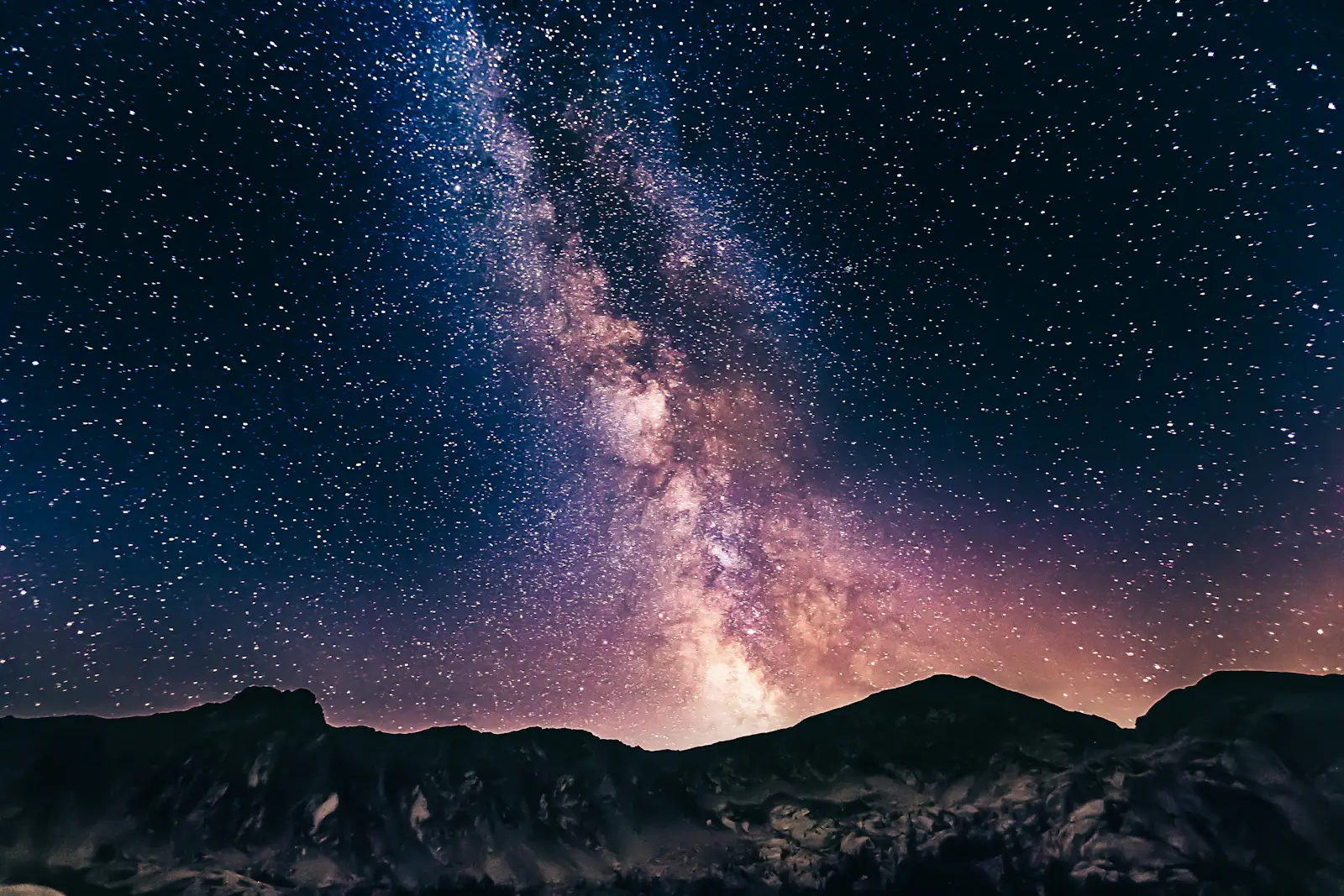 La Voie lactée au-dessus des montagnes