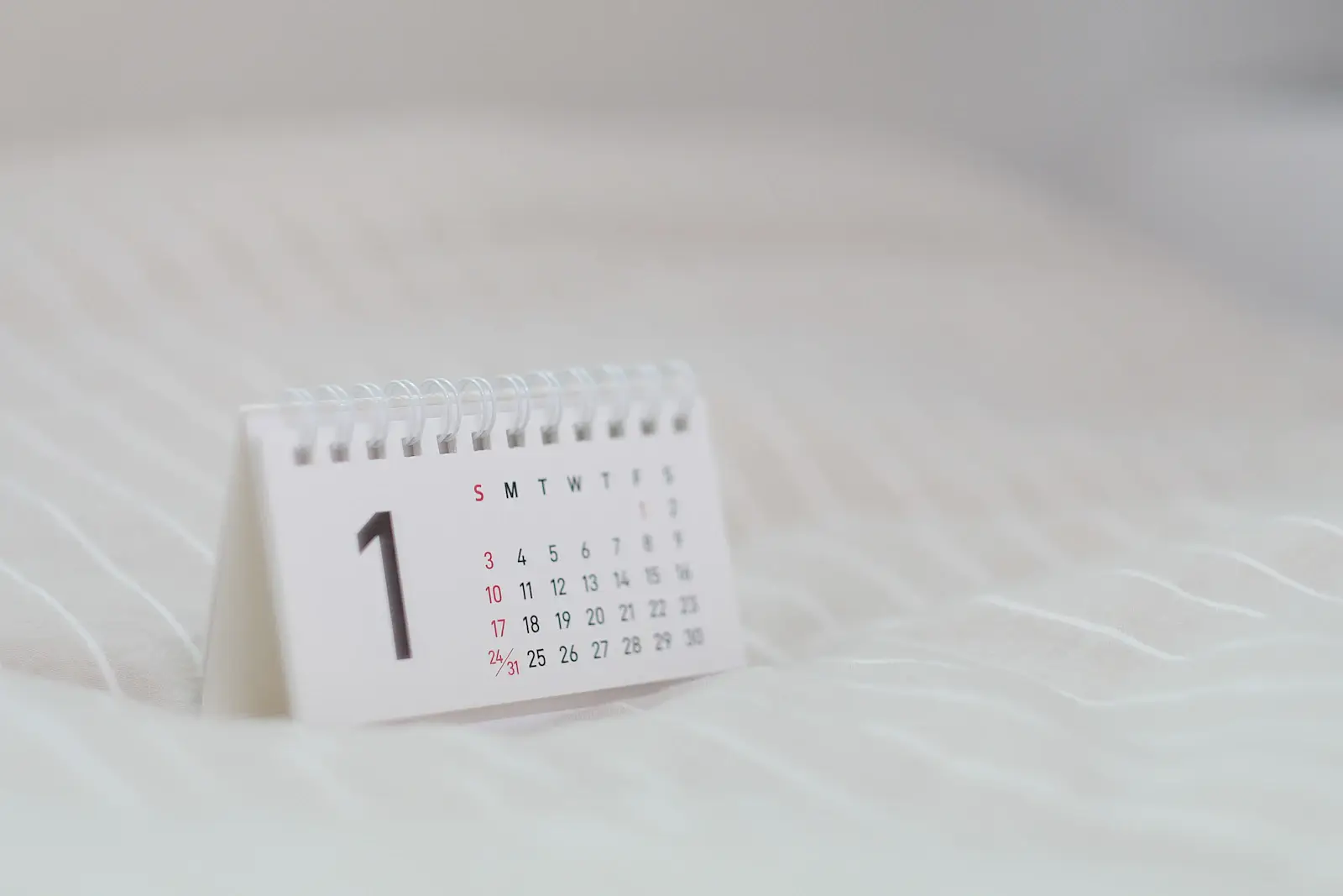 Un calendrier blanc sur un tissu blanc