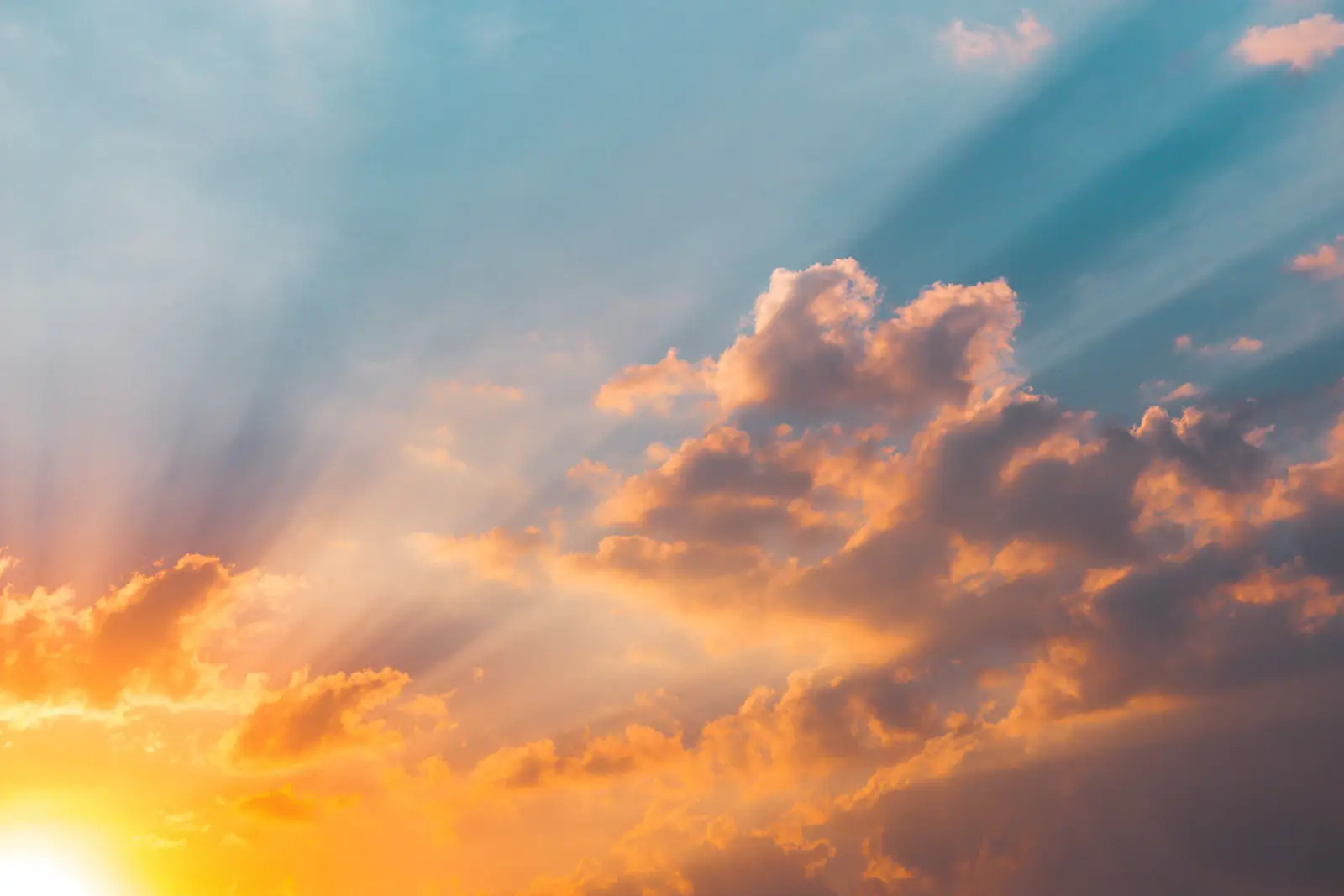 Des rayons de soleil à travers les nuages au couchant