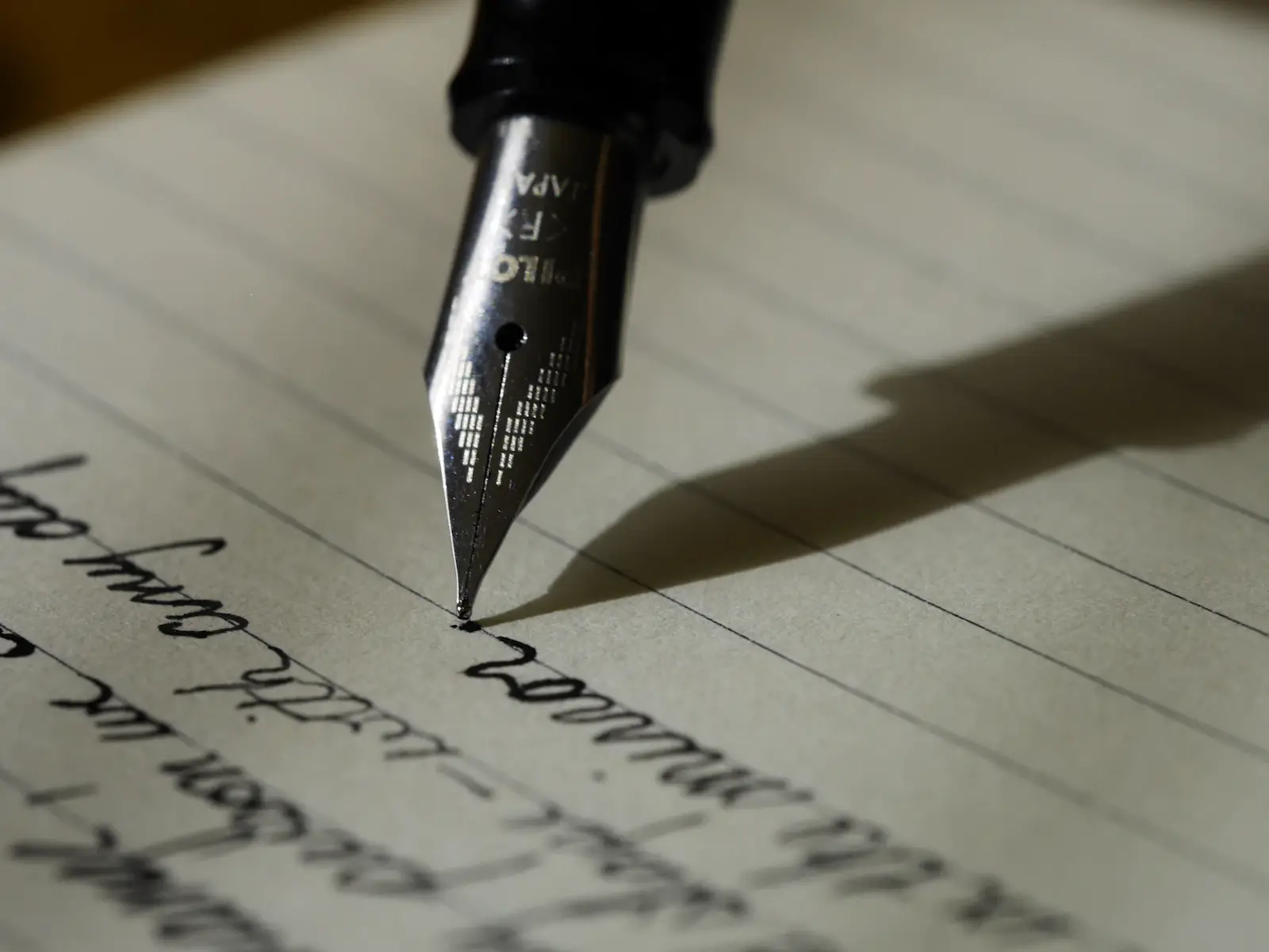 Un stylo plume qui écrit sur une page lignée