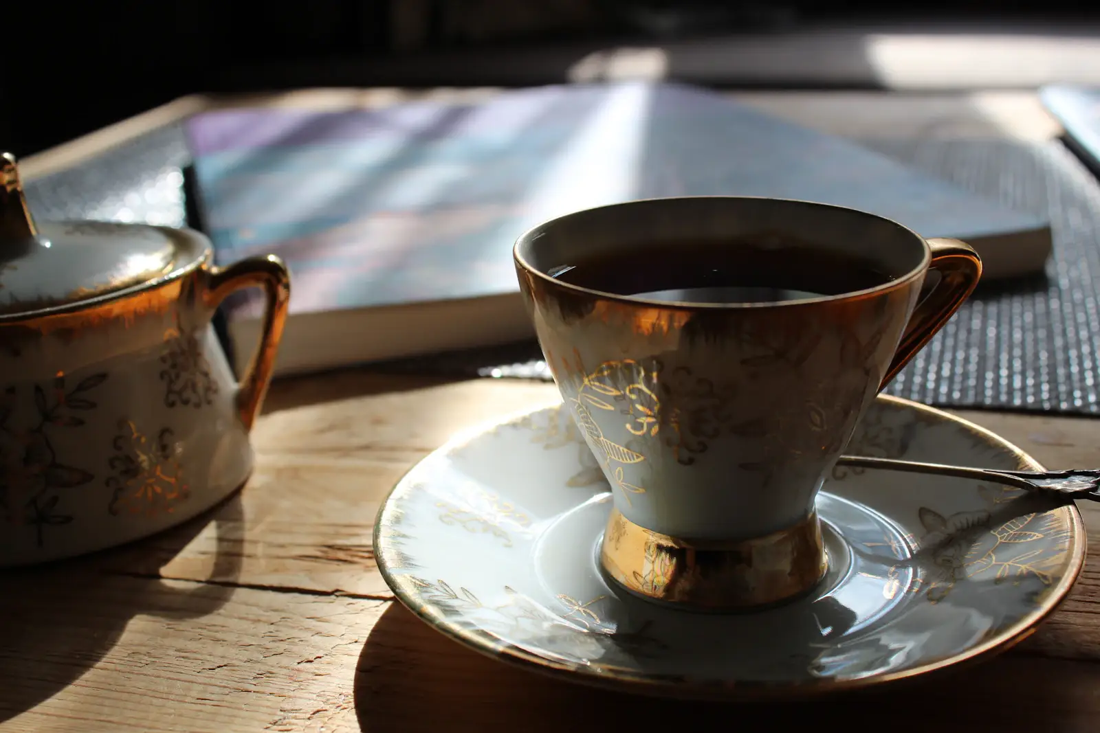 Une tasse de thé sur sa soucoupe, dans la lumière du matin